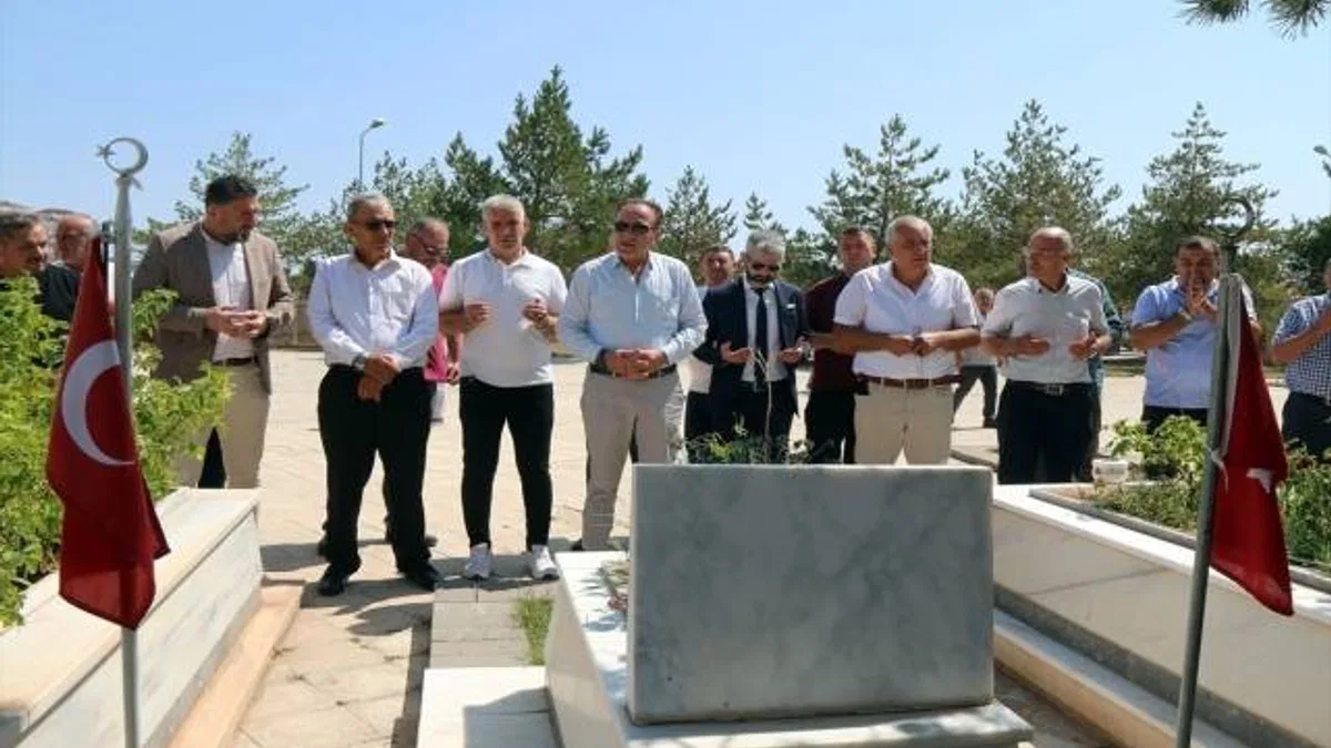 Şehit aileleri dernek başkanları Bedirhan bebek ve annesinin mezarını ziyaret etti
