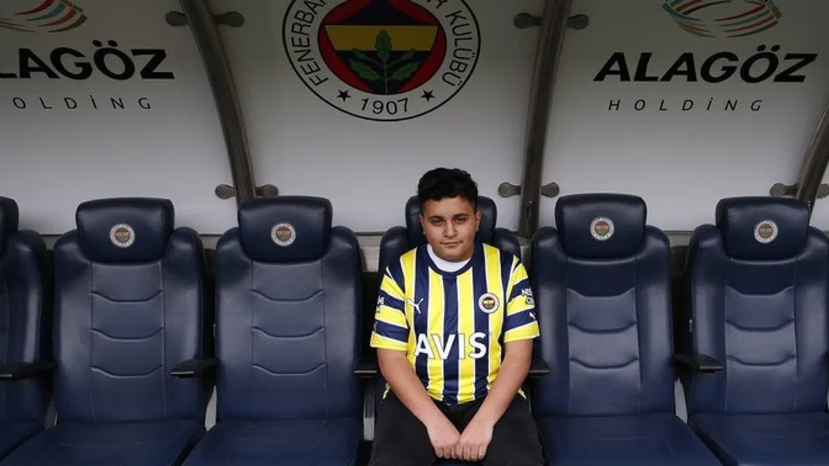Fenerbahçe depremzede Mehmet Akif Ağaç'ı statta ağırladı