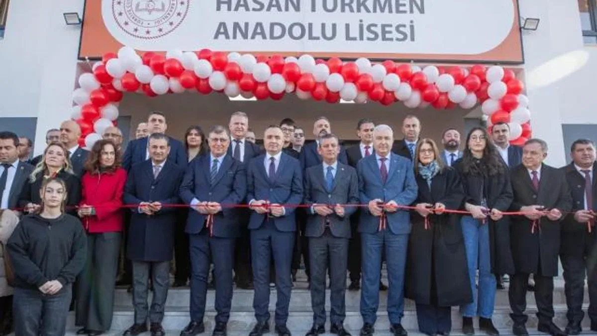 CHP lideri Özel, İzmir'de okul ve kent lokantasını açtı