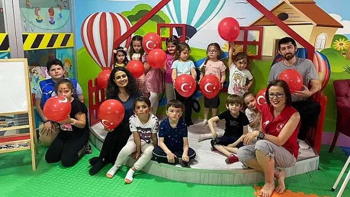 Bilecik Pazaryeri'nde çocuklar boya yaparak eğlendi
