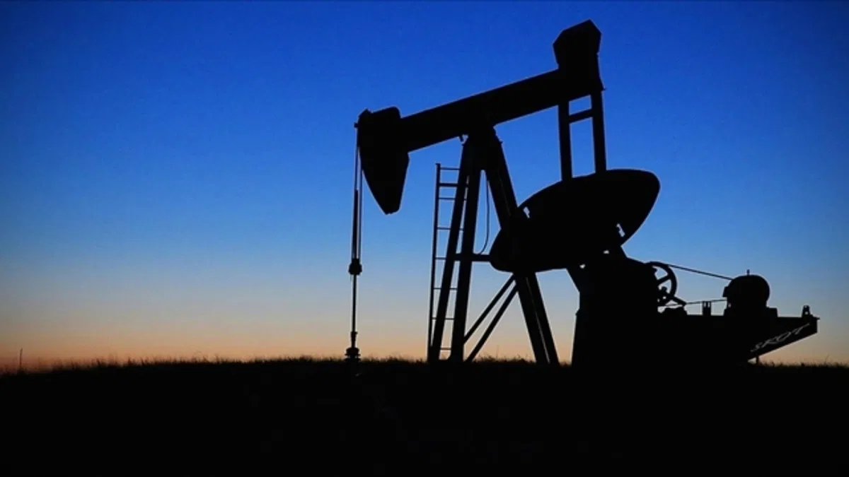 Fitch, petrol fiyatları öngörüsünü yükseltti
