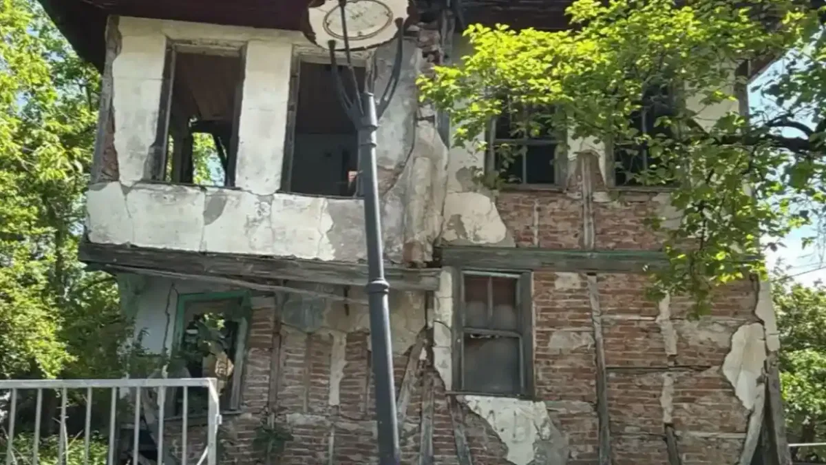 Gölcük'te riskli metruklarda yıkıma devam