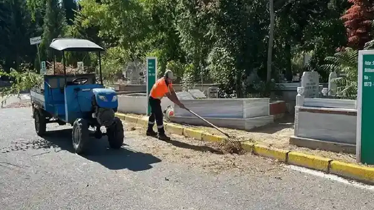 Gebze'de mezarlıklara titiz bakım