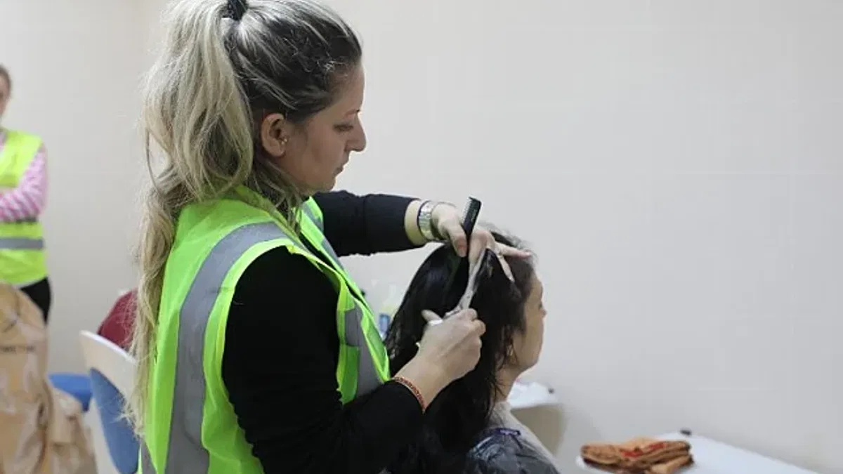 Depremzedeler Kocaeli'de kuaförlük hizmetiyle moral buldu