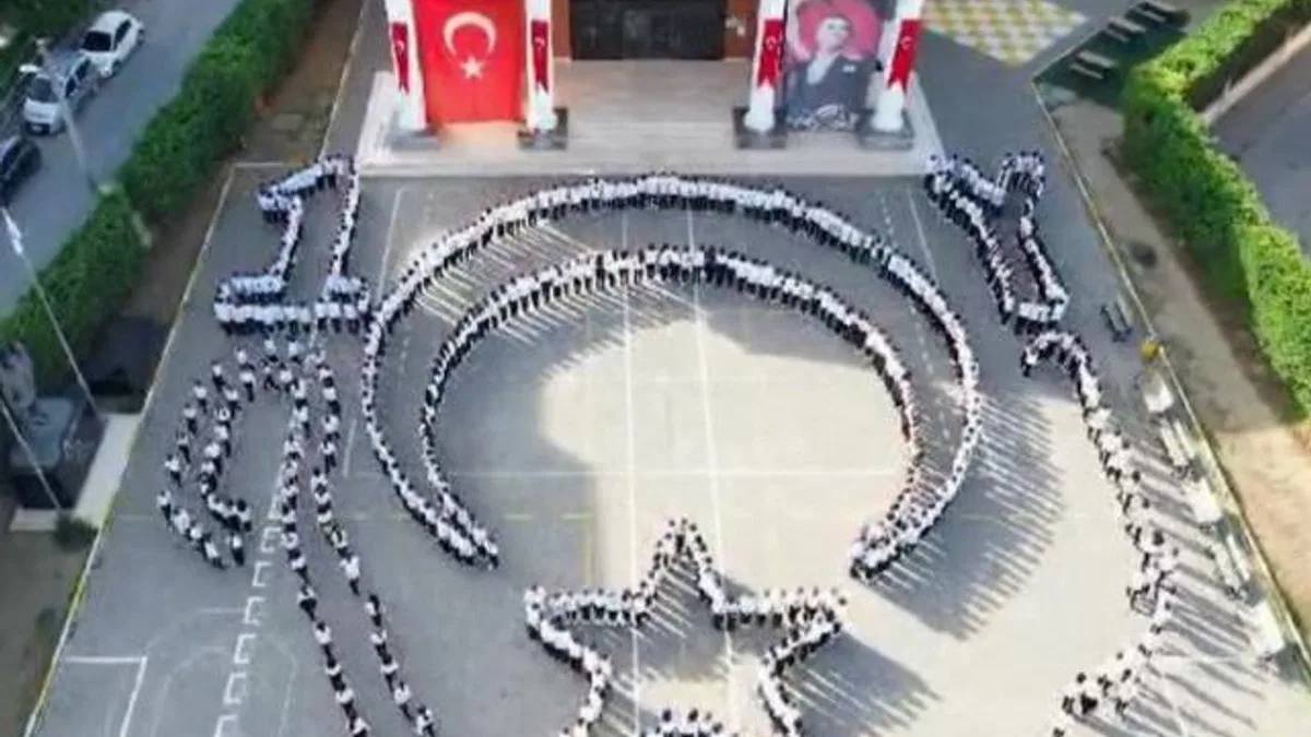 Bursa'da ortaokul öğrencilerinden 100. yıla özel koreografi