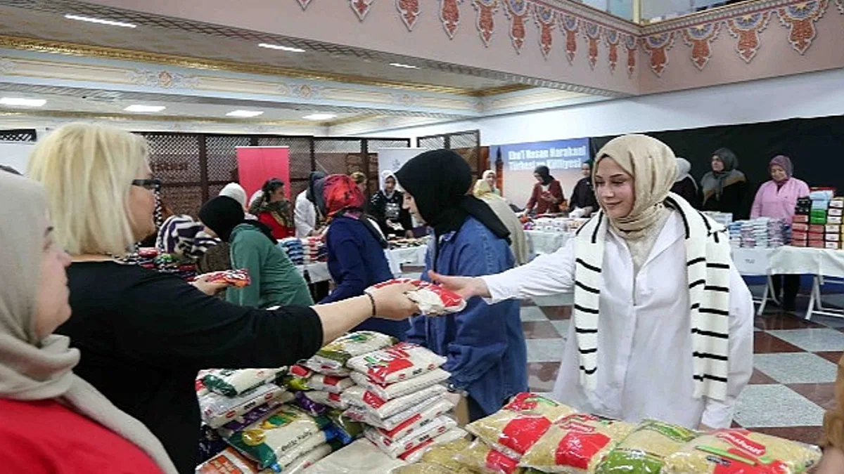 Bağcılarlı kadınlar, harçlıklarıyla depremzedeler için gıda kolisi hazırladılar