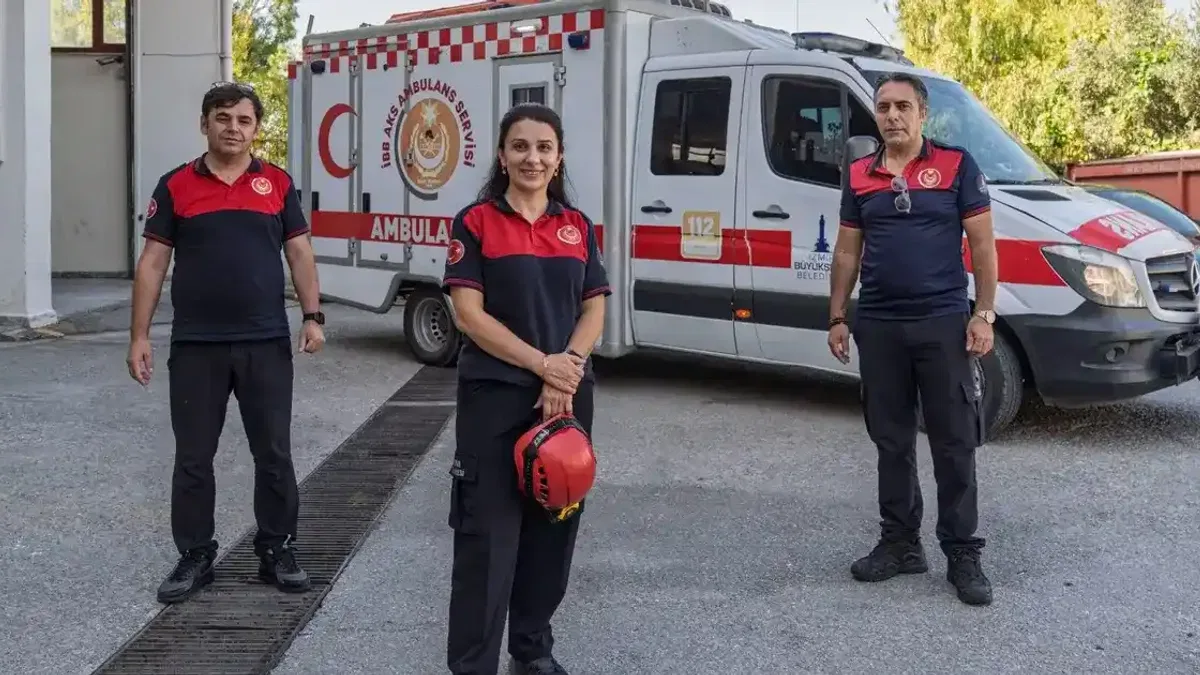 İzmir'de ihbara giden yangın ekibi yeni bir hayatın ilk anlarına tanıklık etti