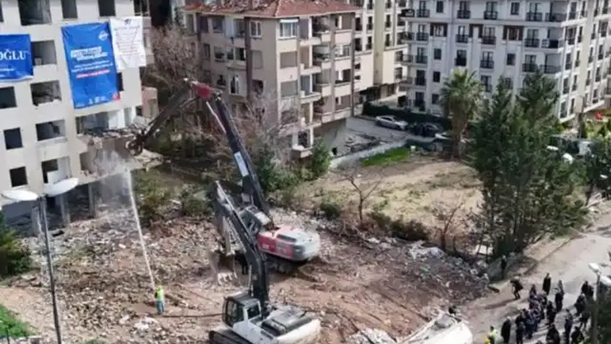 İstanbul'da E Sınıfı Yüksek Riskli Binanın Yıkımı Gerçekleşti