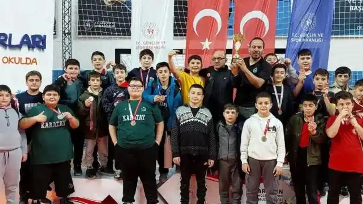 Karataylı güreşçiler Türkiye ikincisi oldu