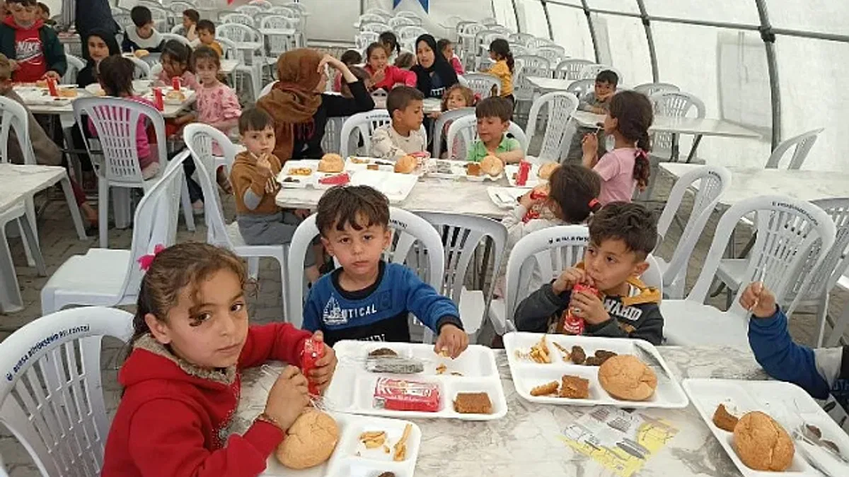 Hataylı çocuklara Bursa'dan tekne orucu