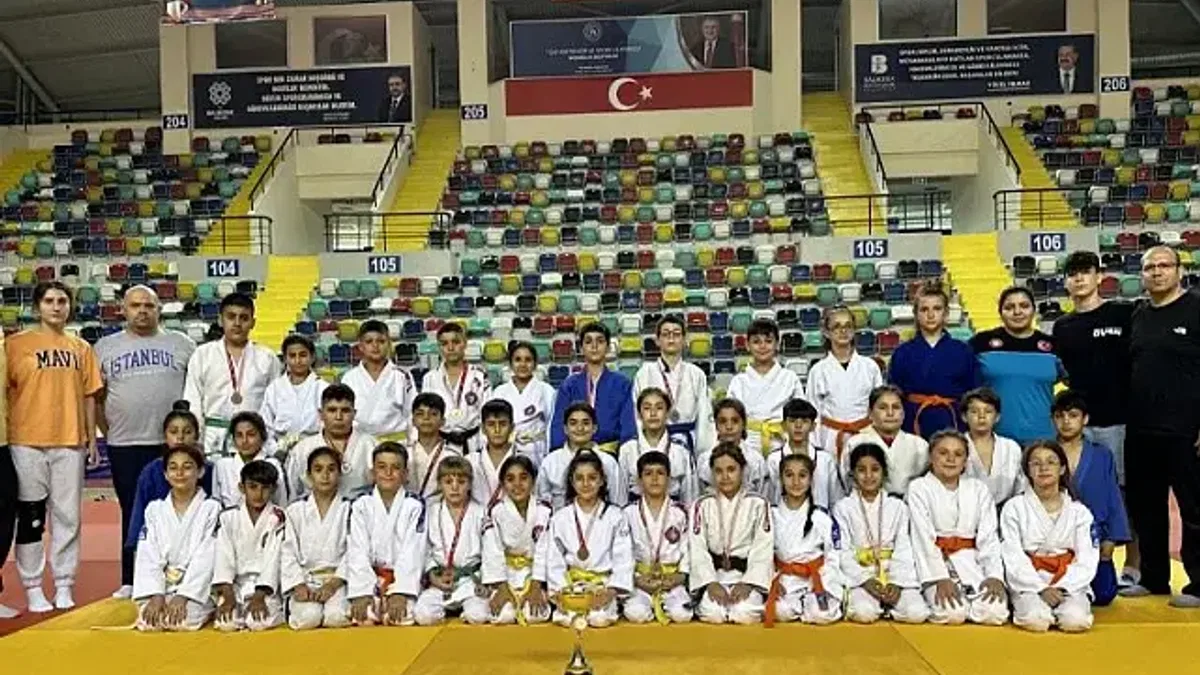 Manisalı judocular Balıkesir'de madalyaları topladı