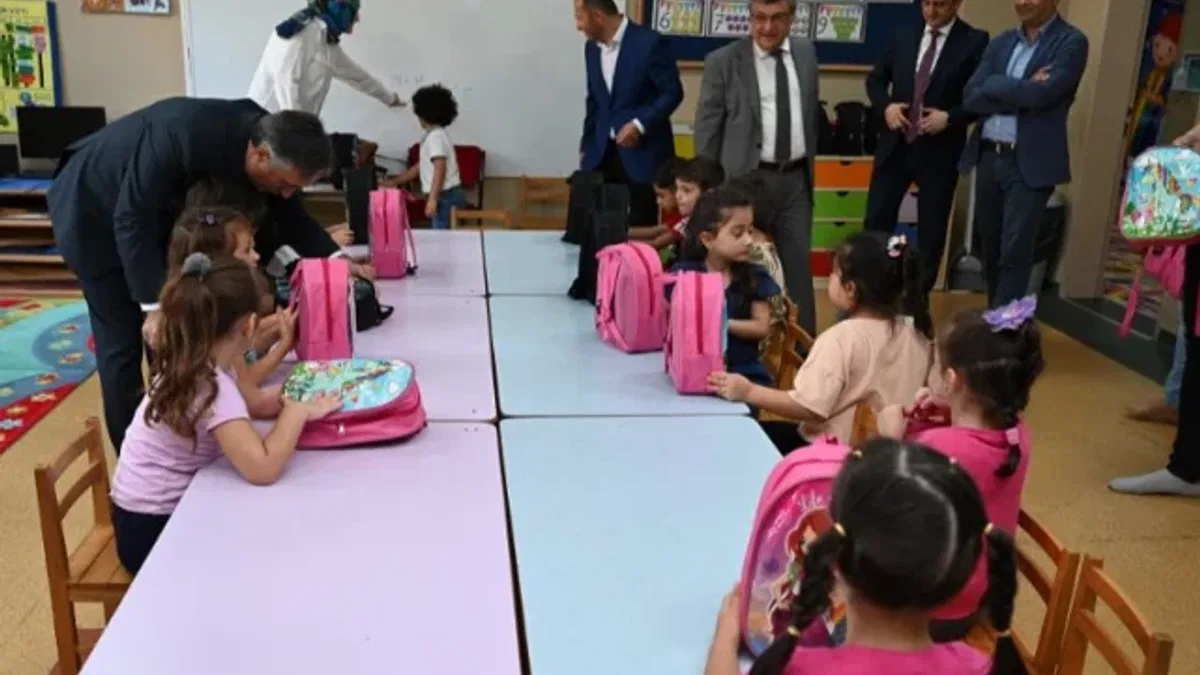 KSO'dan öğrencilere okul çantası ve kırtasiye desteği
