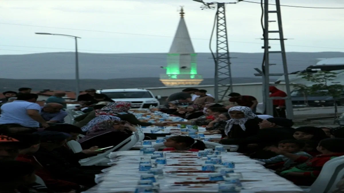 Beypazarı'nda Gazipaşa Mahalle Muhtarlığı sokak iftarı düzenledi