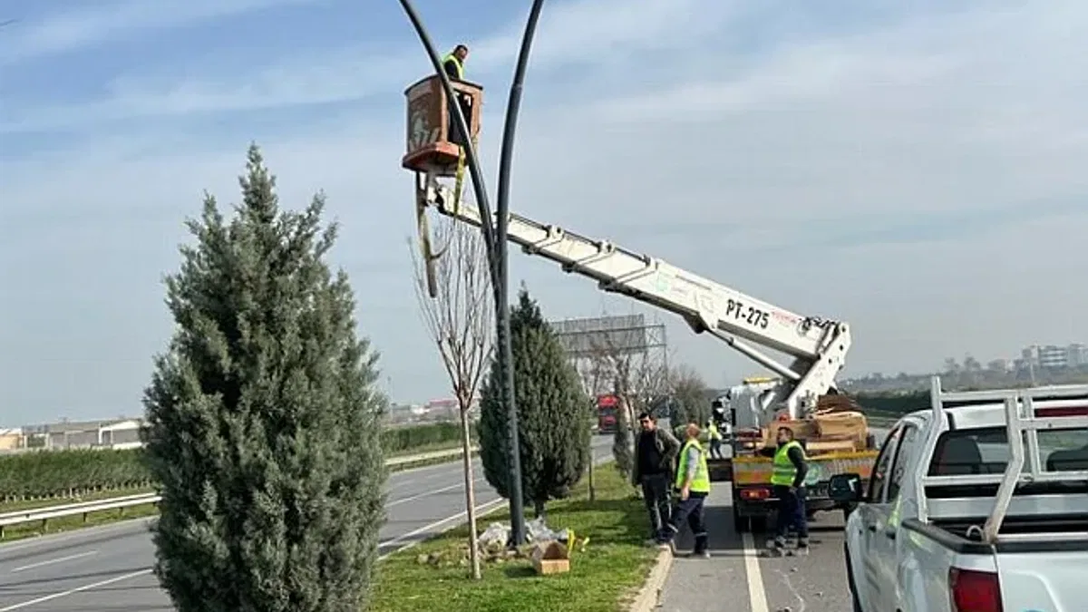 Manisa-İzmir Çevre Yolu'nda aydınlatma çalışmaları