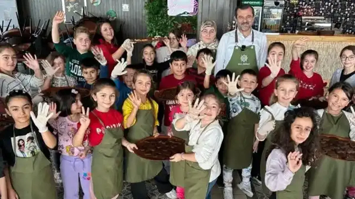Bursa Gürsu'da minikler eğlenerek kurabiye yaptı