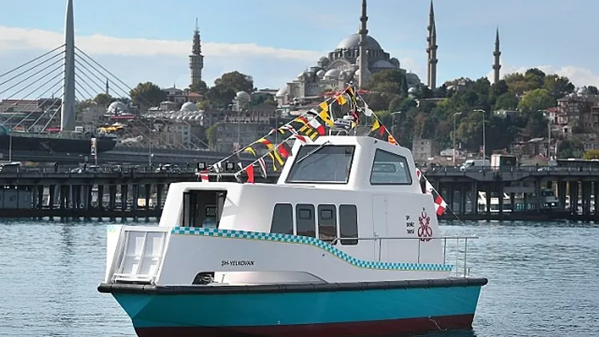 Deniz taksiler trafiğe meydan okuyor