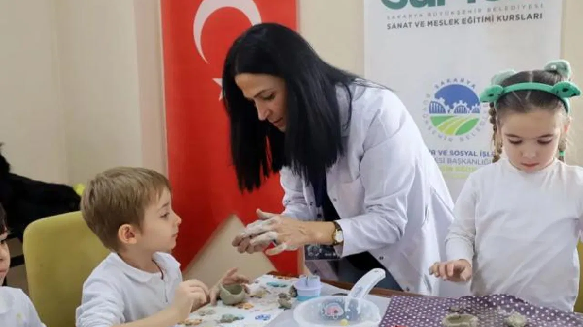 Sakarya'da minikler seramikle, gençler tezhiple tanıştı