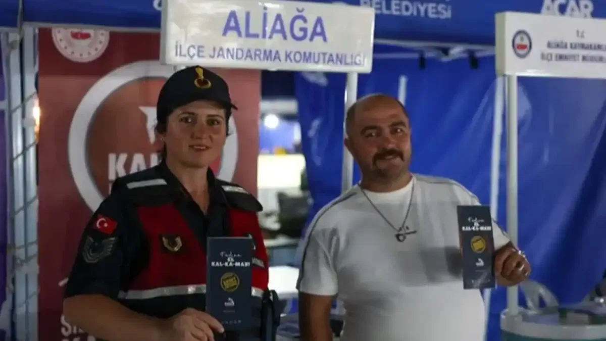 İzmir Aliağa'da bağımlılık ve aile farkındalığı için bilgilendirme standı