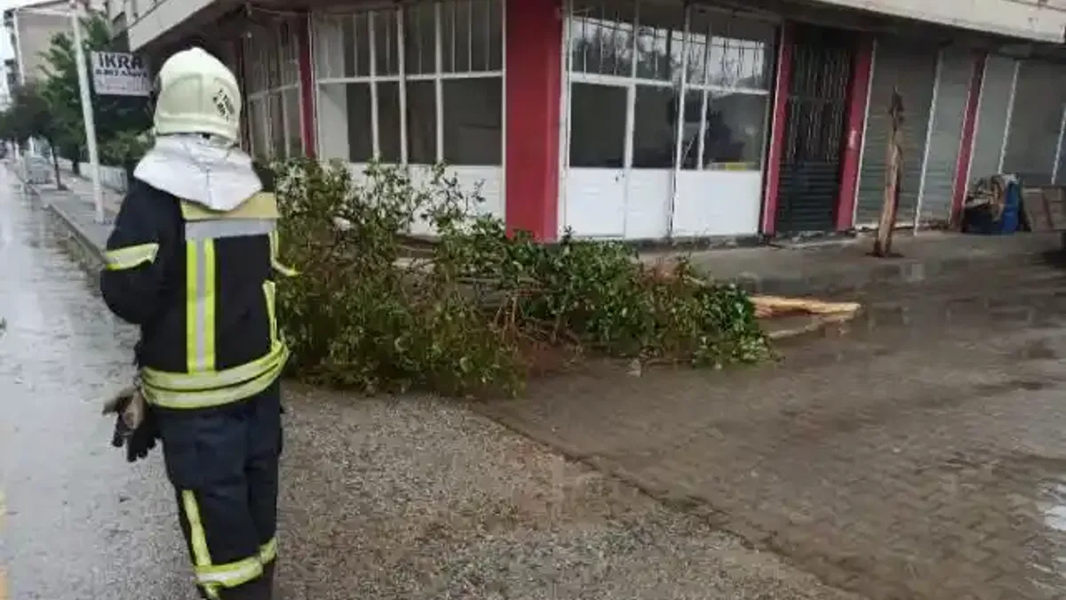Manisa Büyükşehir İtfaiyesi fırtına mesaisinde