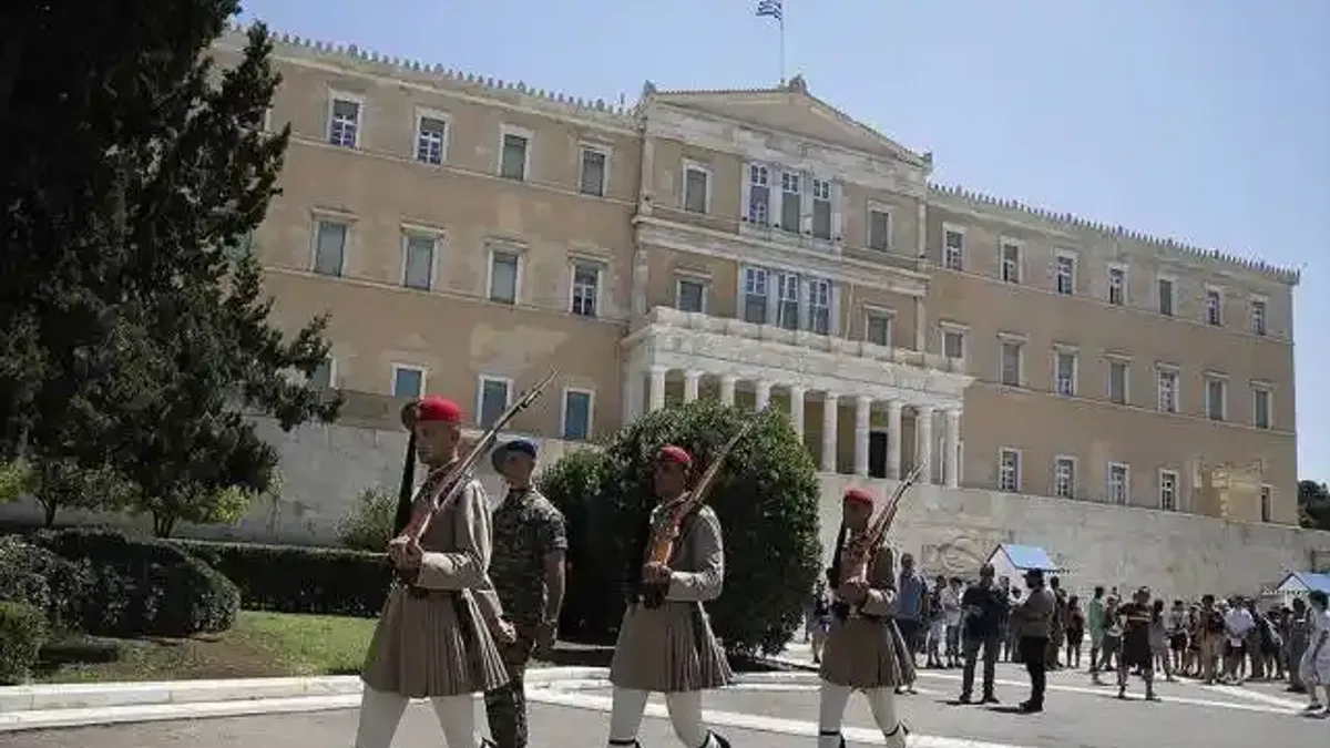 Yunanistan Parlamentosu enerji tasarrufu için ışıklandırmayı sınırlandırıyor