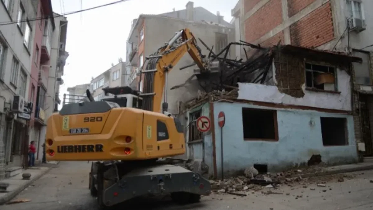Bursa Osmangazi'de metruk temizlik