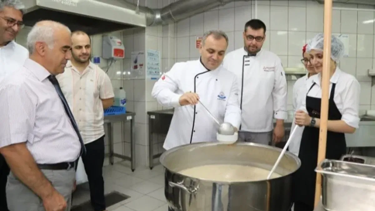 ERÜ Rektörü aşure pişirdi