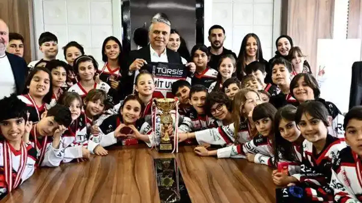 Antalya Muratpaşalı sporculardan Başkan Uysal’a ziyaret