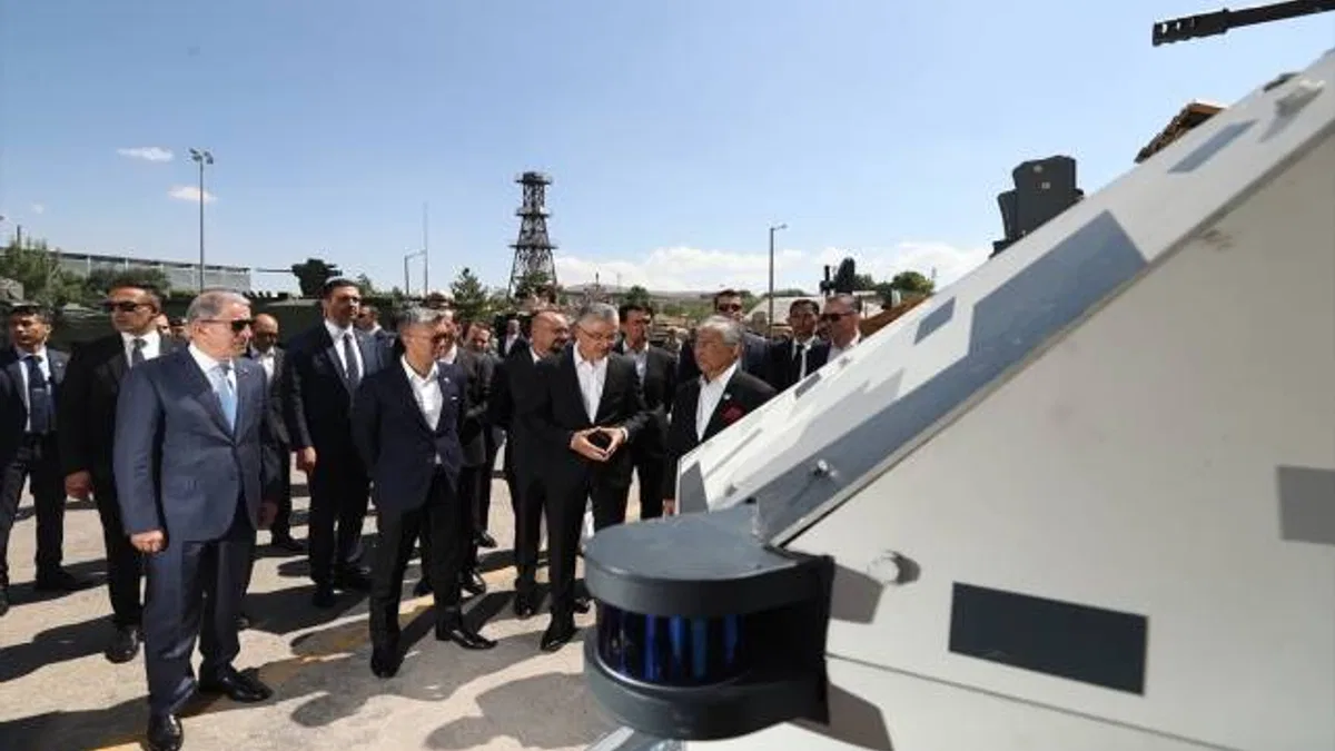 Bakan Akar, Abdullah Şah ile FNSS üretim tesislerinde incelemelerde bulundu