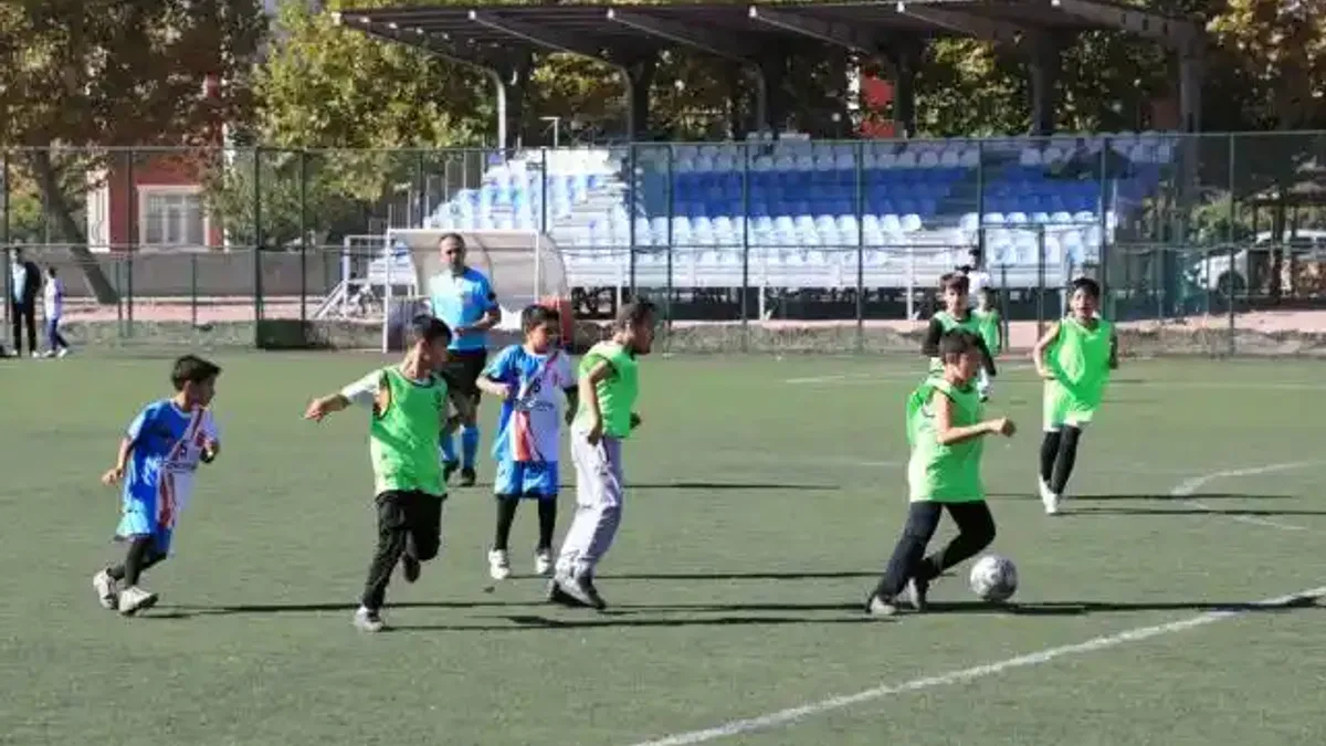 Konya Karatay'da ilkokullar arası futbol heyecanı