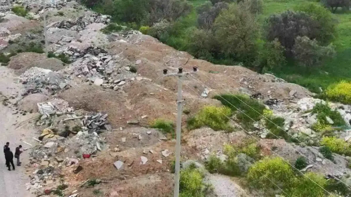 Manisa'da kaçak moloz dökülen alanlar temizlendi