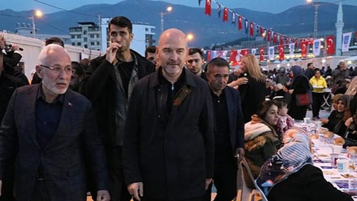 İçişleri Bakanı Süleyman Soylu İskenderun Konteyner Kentte Depremzedelerle İftar Yaptı