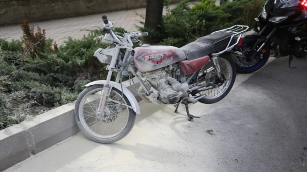 Ehliyetsiz sürücü polise yakalanacağını anlayınca motosikletini ateşe verdi