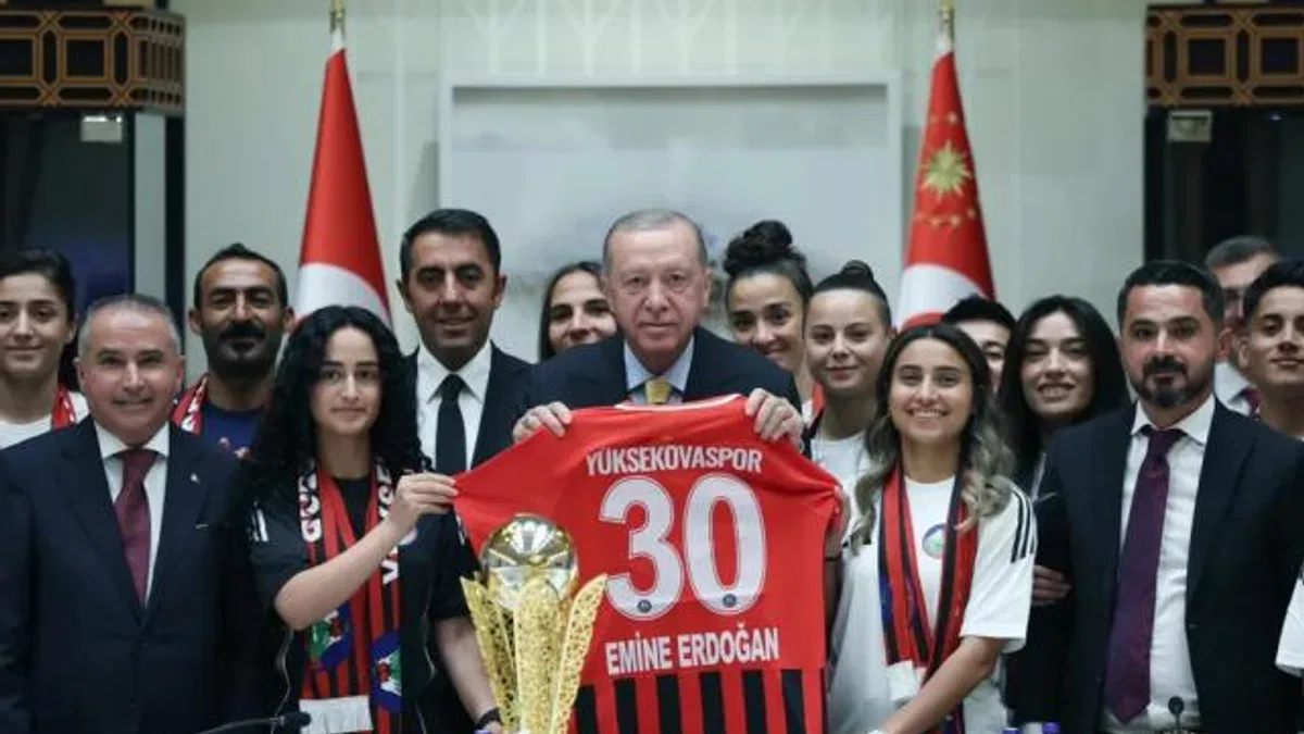 Cumhurbaşkanı Erdoğan, Yüksekovaspor Kadın Futbol Takımı’nı ağırladı