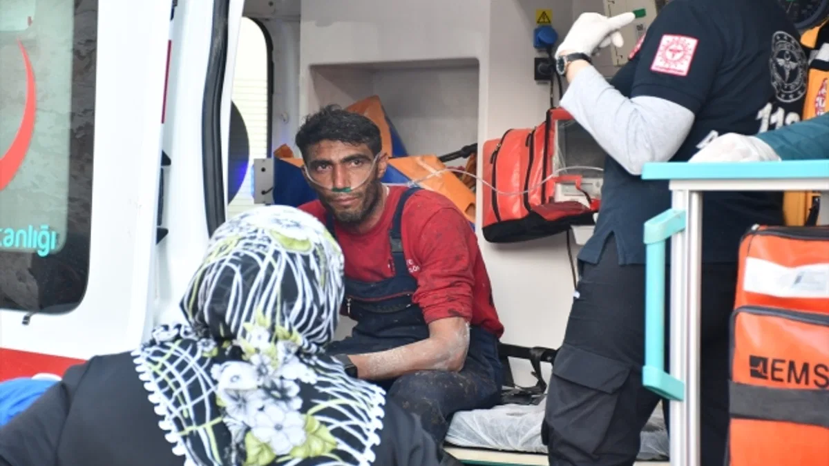 Sivas'ta köyde çıkan yangın itfaiye ekipleri ve vatandaşların müdahalesiyle söndürüldü