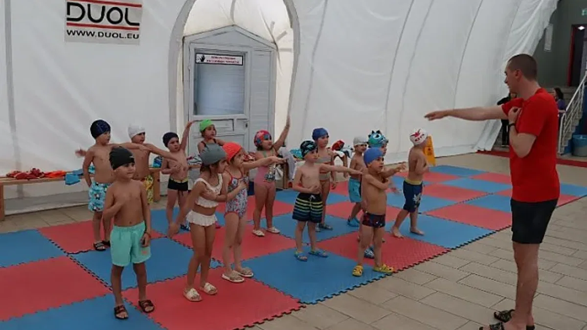 Çınar Çocuk Evi'nin minikleri, yüzme derslerine başladı