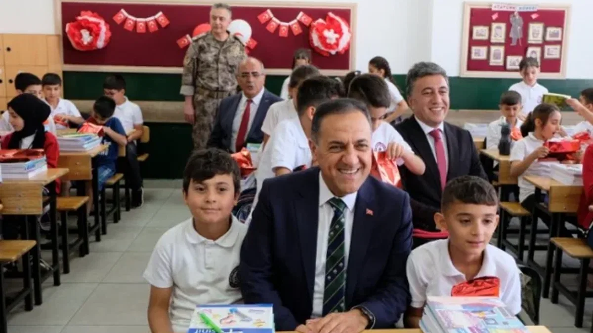 Bingöl Valisi Usta ilk derste öğrencileri yalnız bırakmadı