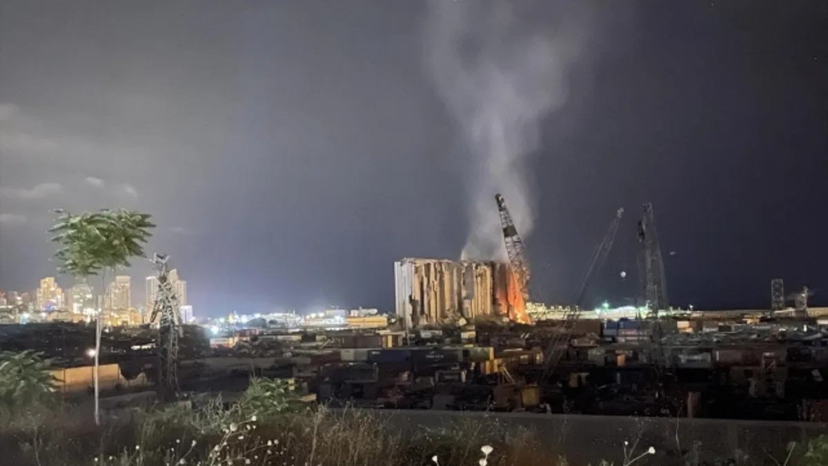 Lübnan'da büyük liman patlamasının sembolü silo, yangın nedeniyle yıkılma riski taşıyor