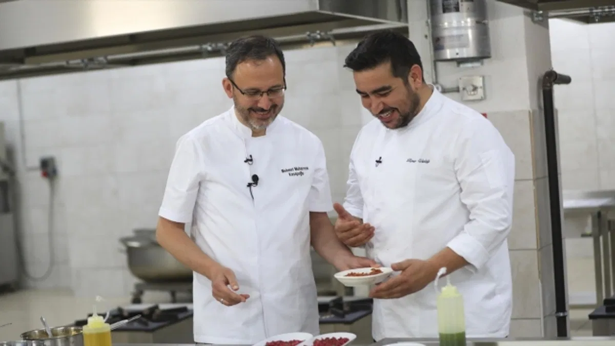 Bakan Kasapoğlu mutfağa girdi, gençlere iftar menüsü hazırladı