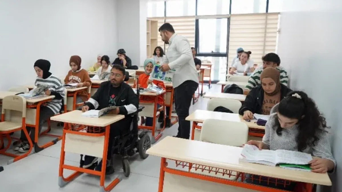 Gençlik Merkezi öğrencilerine kaynak kitap