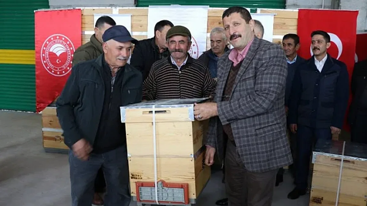 Manisa yılın son hibe fidanlarını Demirci'de dağıttı
