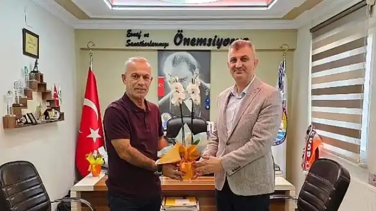 Gölcük Belediye Başkanı Ali Yıldırım Sezer, Ahilik Haftası kapsamında Gölcük Esnaf ve Sanatkârlar Odası'nı ziyaret etti.