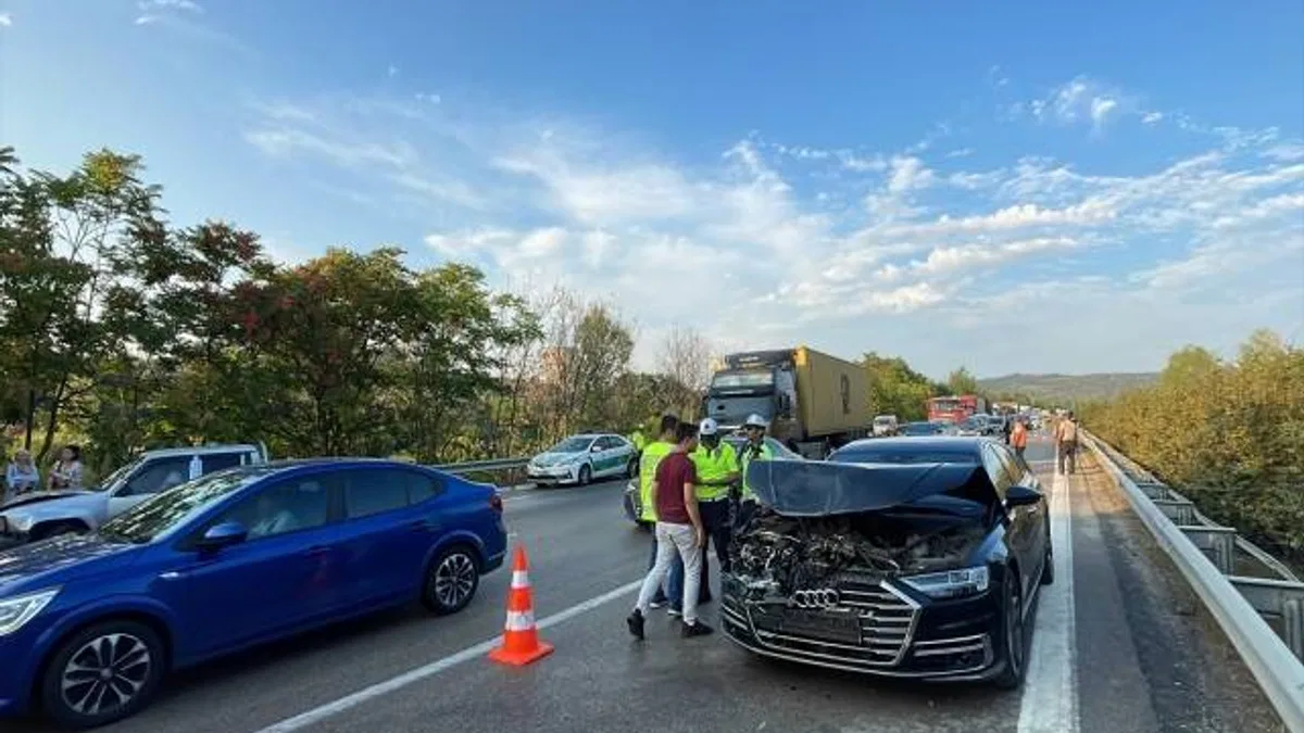 İstanbul-İzmir Otoyolu'ndaki zincirleme kazada 10 kişi yaralandı