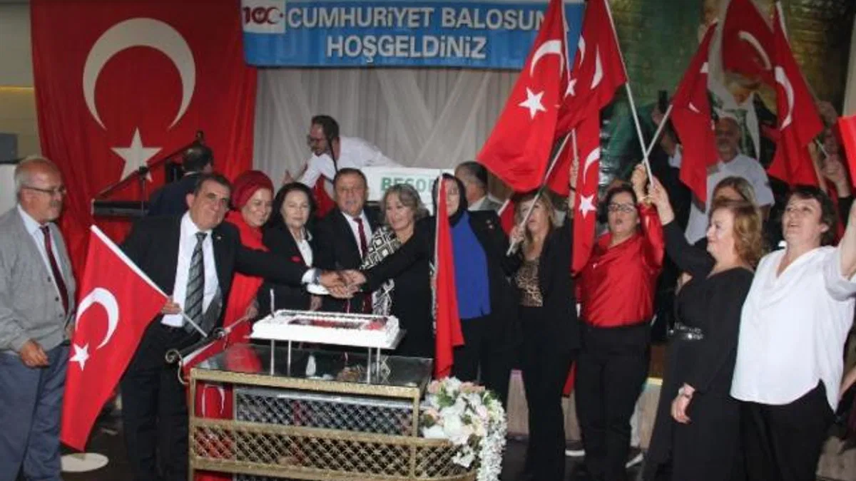 Bursa'da emeklilerden 100. Yıl Balosu
