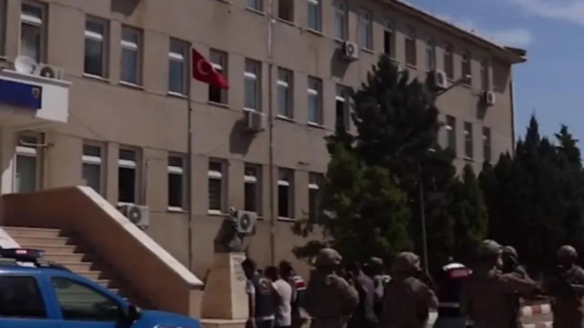 FETÖ'ye 33 ilde 43 tutuklama!