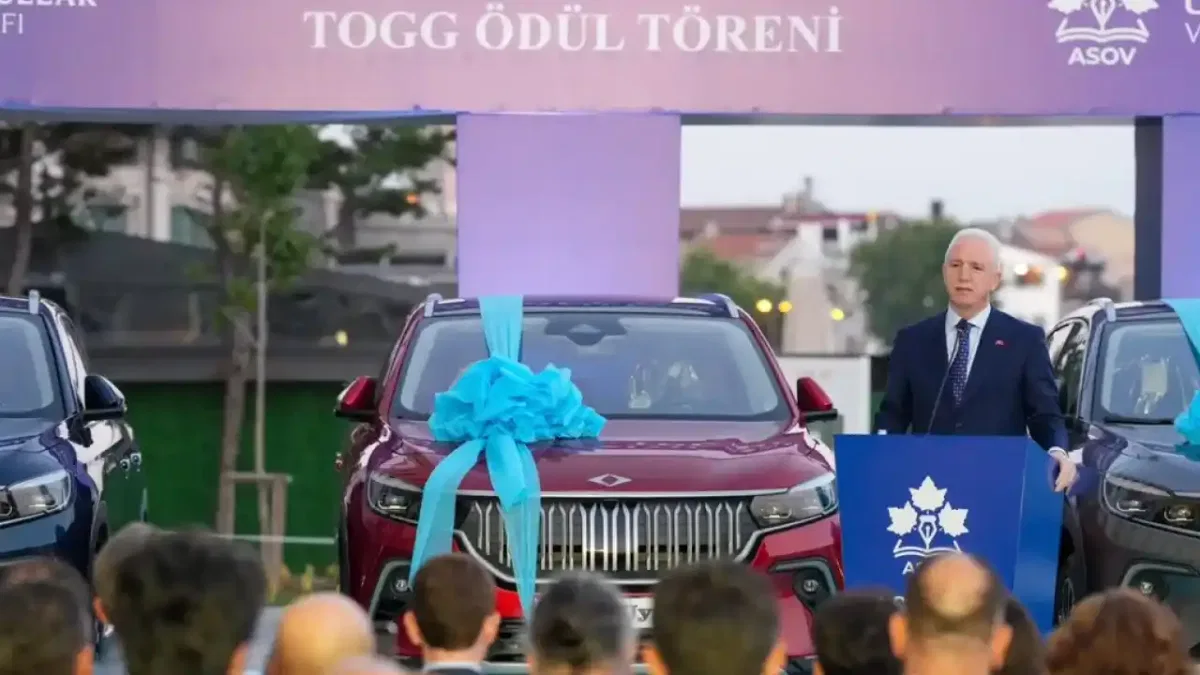 YKS’de Türkiye birincisi olan 3 öğrenciye TOGG ödül