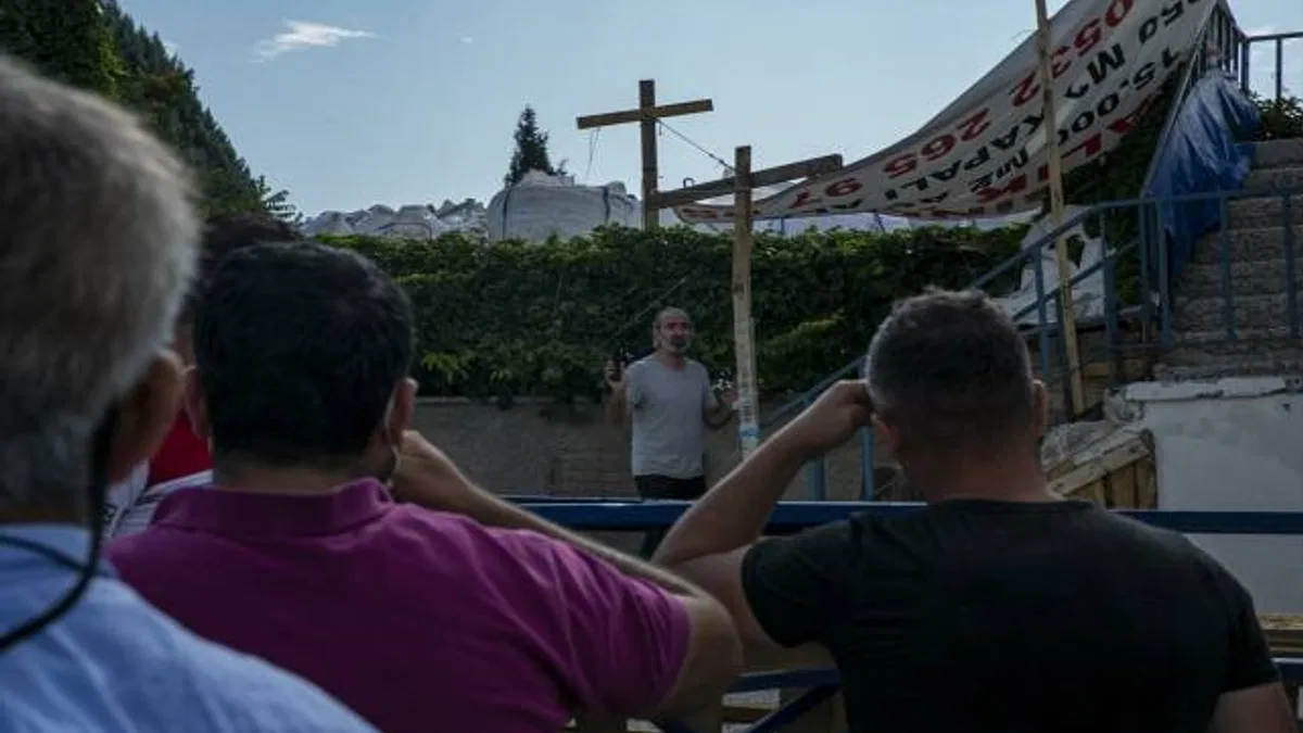 Ankara'da dolandırıldığını iddia eden grup fabrika önünde toplandı