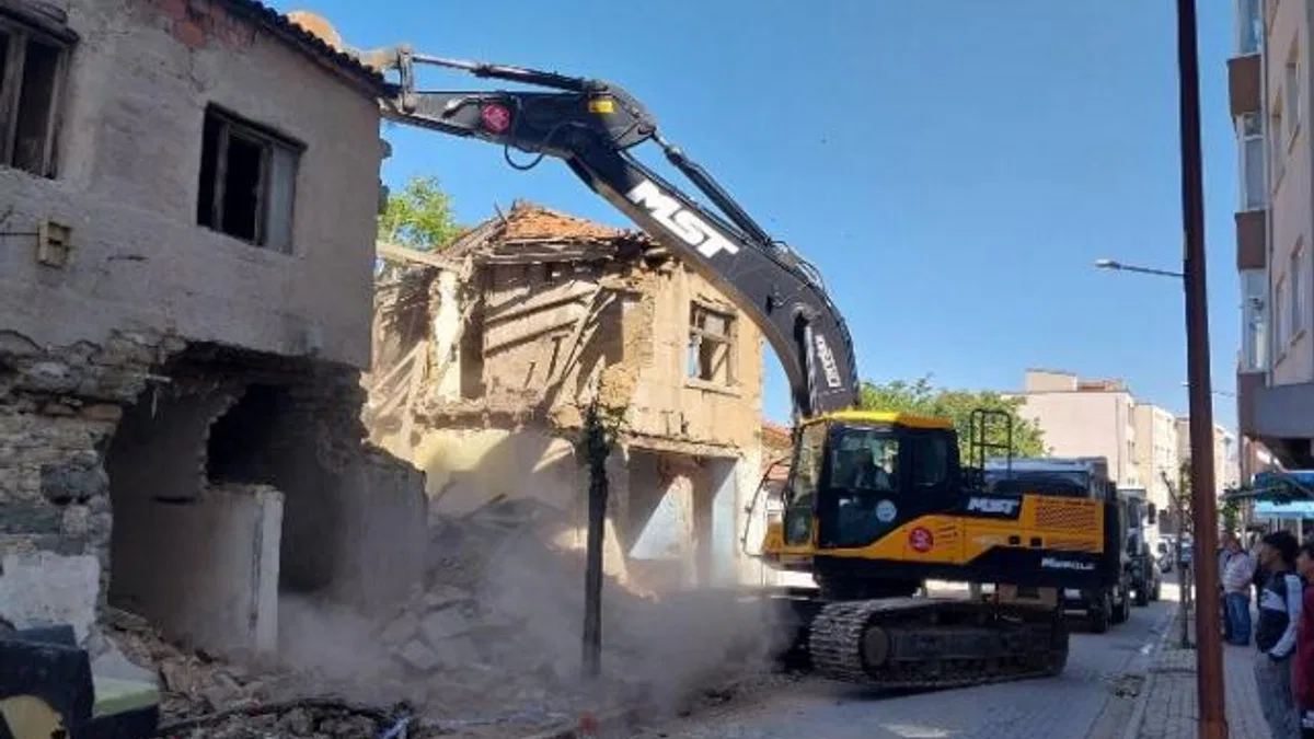 Edirne Keşan'da metruklara yıkım