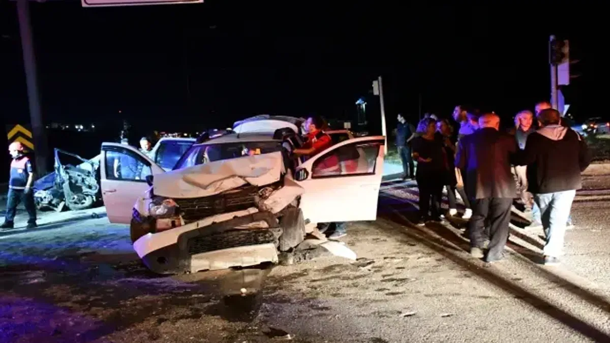 Sivas'ta iki aracın karıştığı kazada 1 kişi öldü, 9 kişi yaralandı