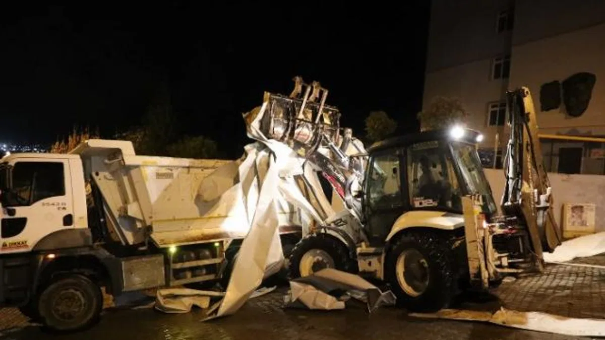 Gemlik'te çatısı uçan okula belediye ekiplerinden müdahale