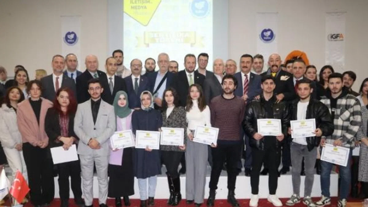 Bursa'da İletişim ve Medya Akademisi'nde sertifika heyecanı